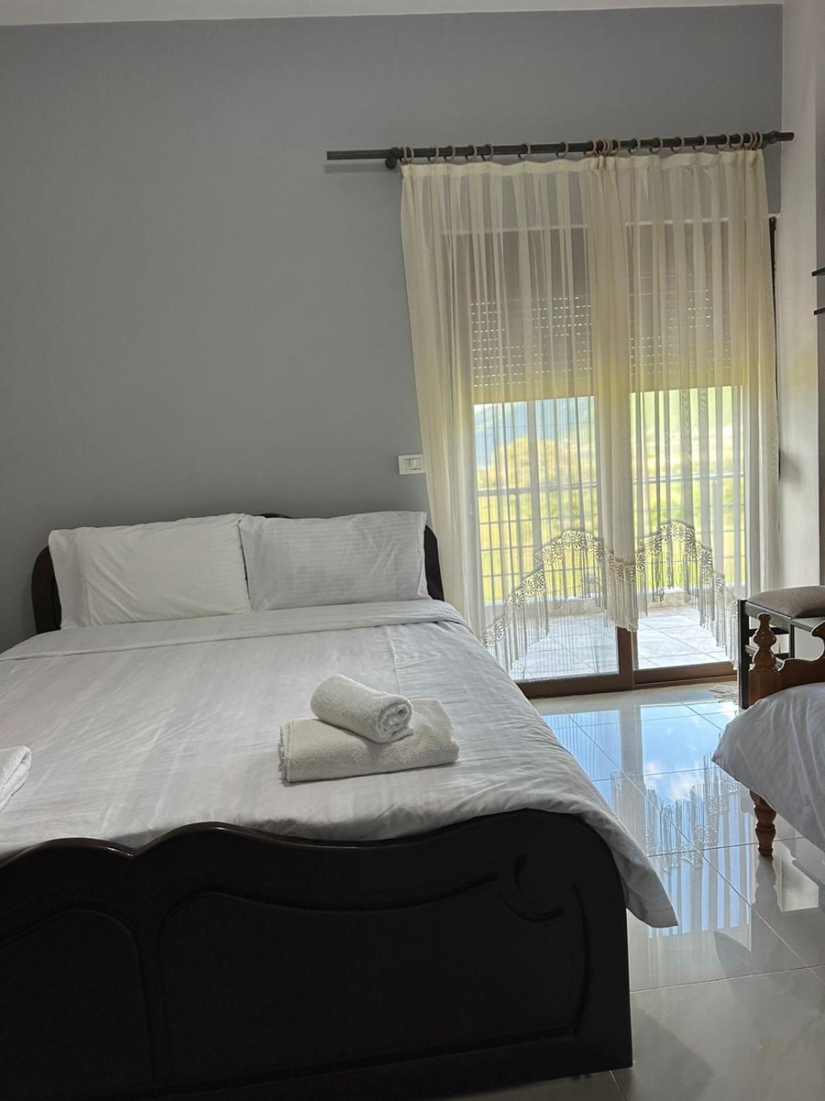 Hotel Restaurant Aleksander คอร์เชอ ภายนอก รูปภาพ