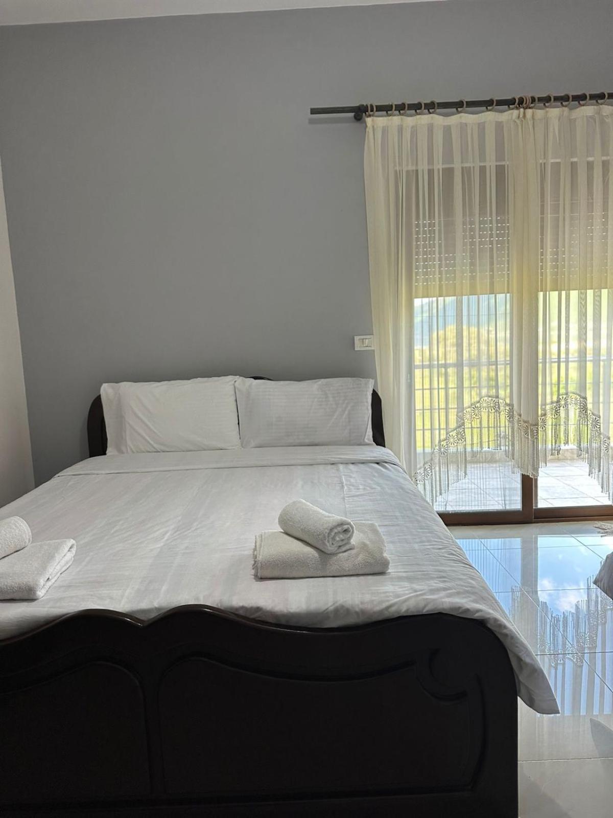 Hotel Restaurant Aleksander คอร์เชอ ภายนอก รูปภาพ